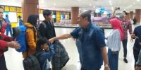 Disambut Gubri, Enam Warga yang di Karantina di Natuna Tiba di Pekanbaru